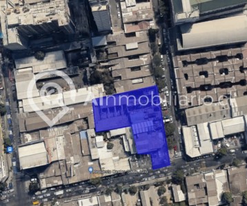 Imagen que muestra el jardín de la propiedad en venta en Santiago Diez de Julio, con amplios espacios verdes y áreas para la recreación