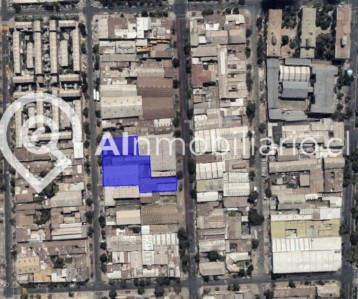 Imagen aérea que muestra una vista panorámica del terreno en venta en Roberto Espinoza, Santiago, con un terreno plano y listo para construir la casa de tus sueños en una de las mejores zonas de la ciudad