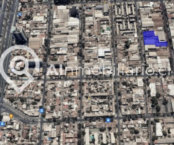 Imagen aérea que muestra la ubicación del terreno en venta en Roberto Espinoza, Santiago, con fácil acceso a vías principales y cercana a parques y lugares de interés en una zona residencial exclusiva