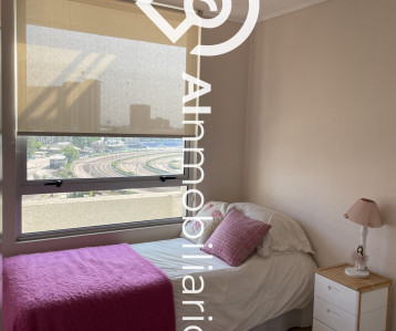 Vista del dormitorio de los departamentos en la comuna de Independencia