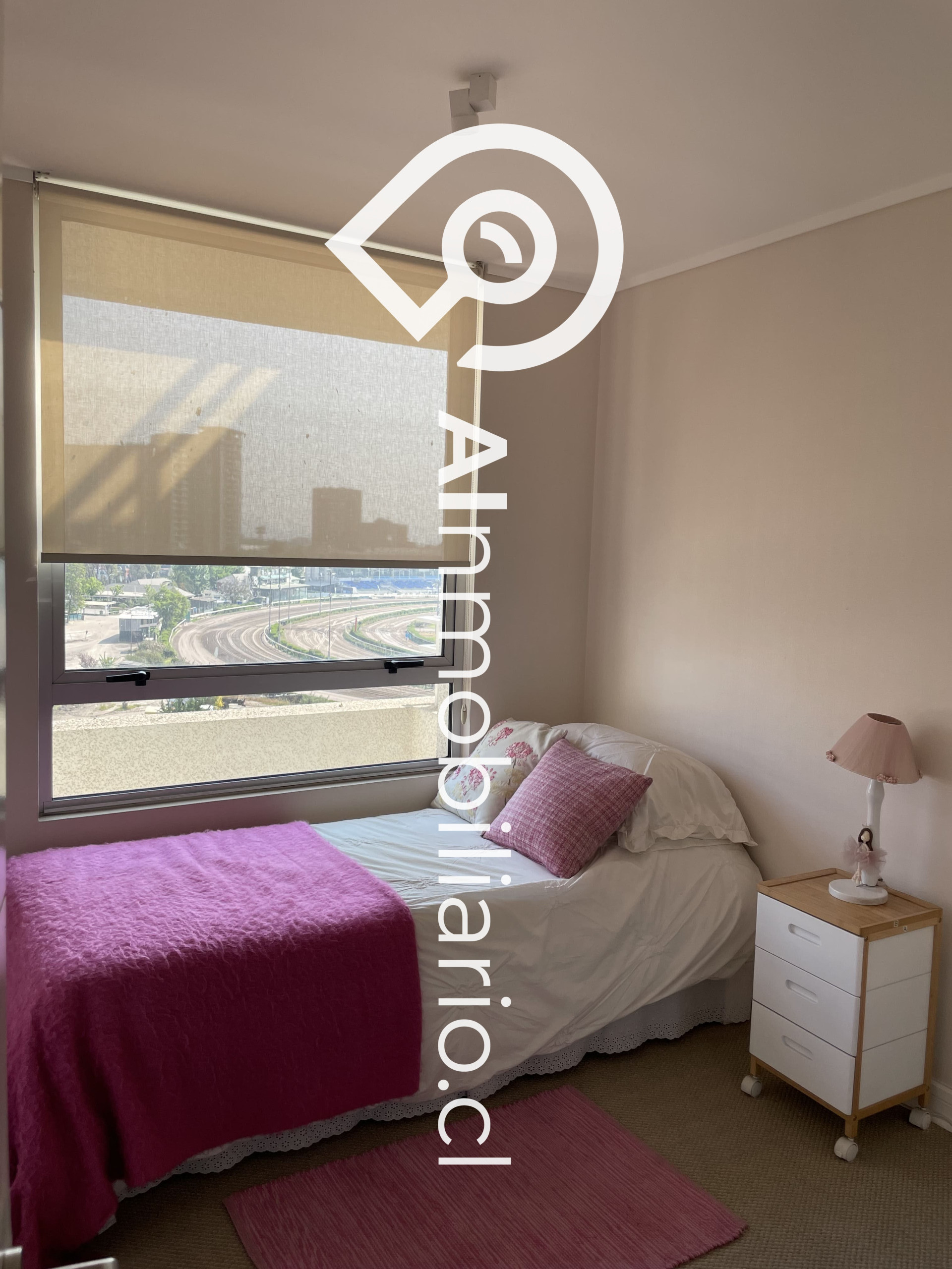 Vista del dormitorio de los departamentos en la comuna de Independencia