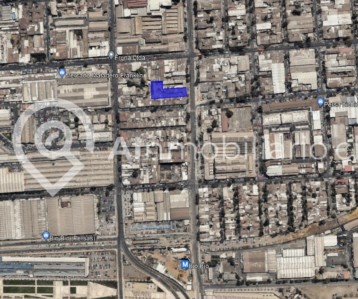 Imagen del acceso a la propiedad en venta en la calle Santa Rosa en Santiago, con una entrada amplia y fácil acceso desde la calle