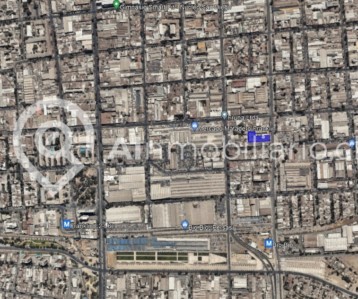 Imagen que muestra la ubicación de la propiedad en venta en la calle Santa Rosa en Santiago, destacando su cercanía a importantes vías de acceso, comercios y servicios públicos de la zona