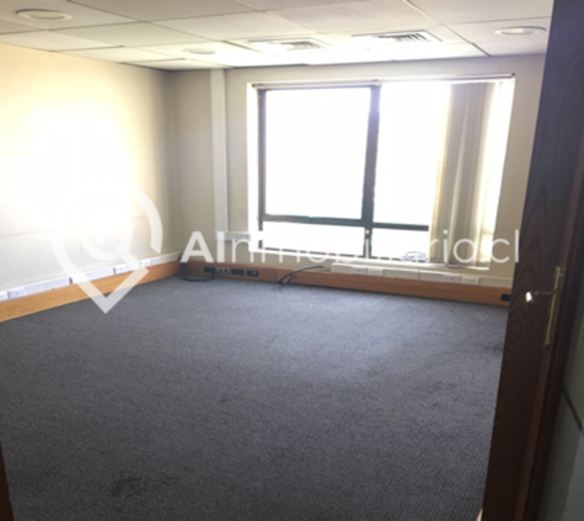 Interior de la oficina ubicada en Alameda disponibles para arriendo