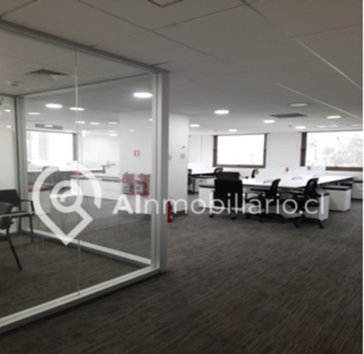 Interior de la oficina Miraflores comuna de Santiago