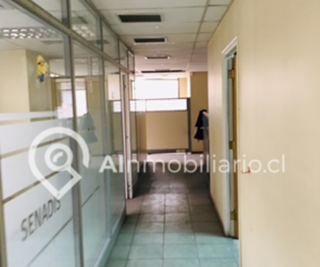 Interior de la oficina Miraflores comuna de Santiago