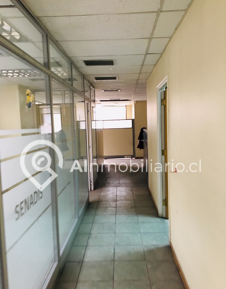 Interior de la oficina Miraflores comuna de Santiago