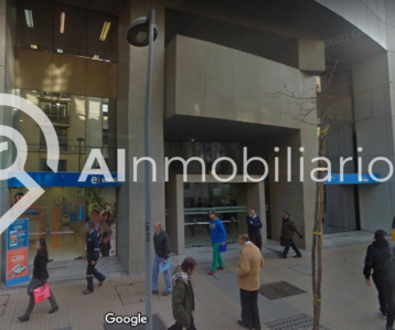 Entrada edificio ubicado en Santiago en la calle Miraflores