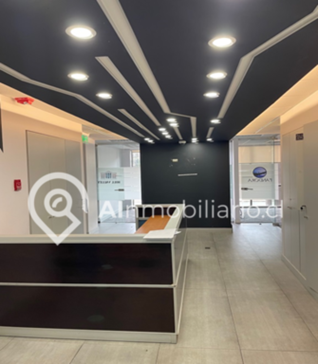 Interior de la oficina Miraflores comuna de Santiago