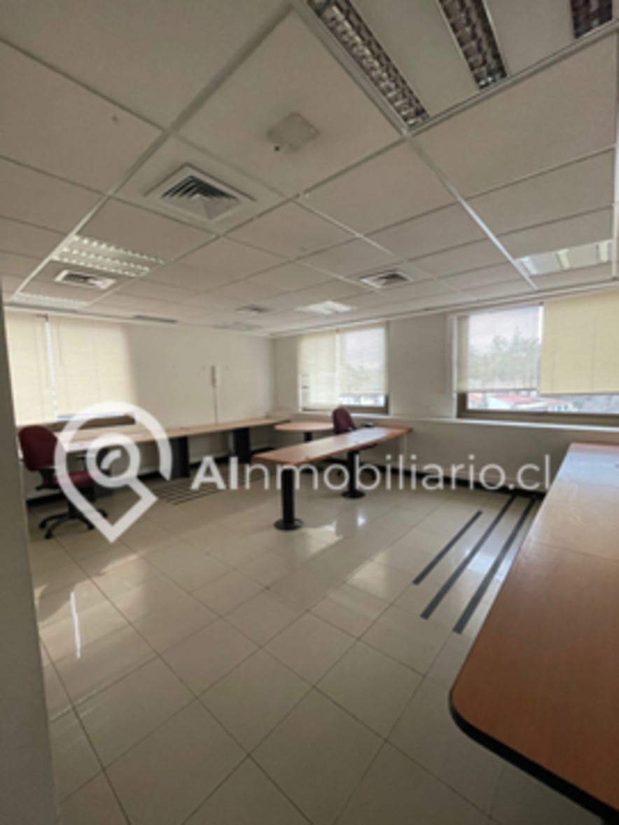 Interior de la oficina Miraflores comuna de Santiago