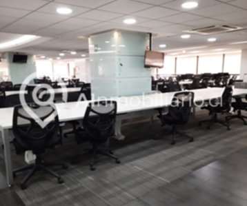 Mesón ubicado dentro de las oficinas disponibles para arriendo en Moneda, Santiago