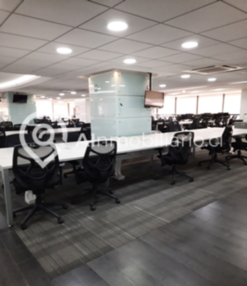 Mesón ubicado dentro de las oficinas disponibles para arriendo en Moneda, Santiago
