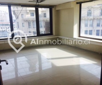 Interior de oficina disponible para arriendo ubicada en calle Ahumada