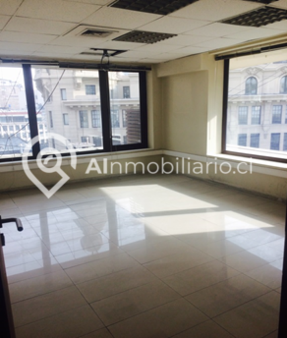 Interior de oficina disponible para arriendo ubicada en calle Ahumada