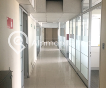 Interior de oficina disponible para arriendo ubicada en calle Ahumada