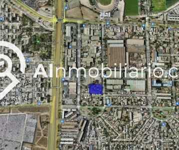 Imagen de la superficie del terreno en venta en La Cisterna, con una casa de 300 m2 y una bodega sólida de 500 m2 aproximadamente. Ubicado en la Calle Progreso, en una zona ZU-6 de industria inofensiva y habitacional.