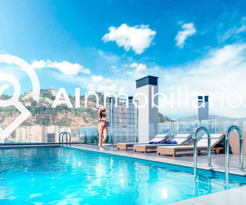 Imagen de la piscina del edificio donde se encuentra el departamento en arriendo en David Arellano, comuna de Independencia