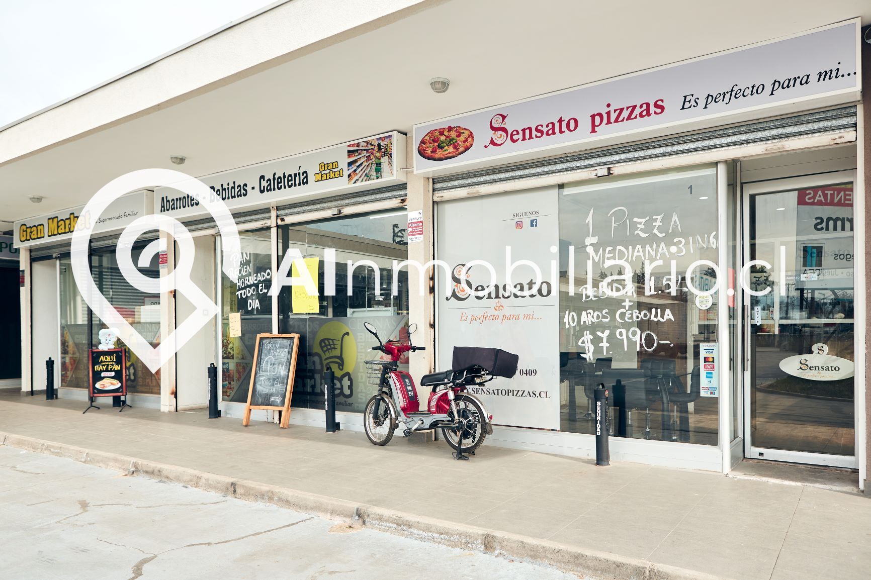 Imagen de la fachada frontal de los locales comerciales disponibles para arriendo en stripcenter, situados en la Av. El Descanso, comuna de Maipú.