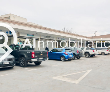 Vista frontal de los locales comerciales disponibles para arriendo en stripcenter, ubicados en la Av. El Descanso, comuna de Maipú, listos para ser ocupados por tu negocio.