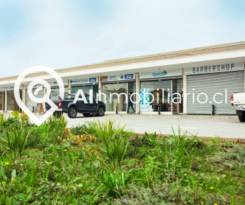 Imagen de la vista frontal de los locales comerciales disponibles para arriendo en stripcenter, ubicados en la Av. El Descanso, comuna de Maipú, ideales para tu emprendimiento.