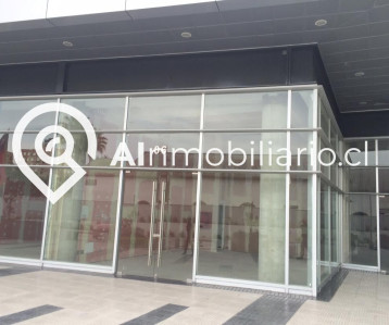 Vista frontal del local comercial disponible para arriendo en stripcenter, situado en la Av. Los Pajaritos, comuna de Maipú, en una ubicación estratégica para tu negocio.