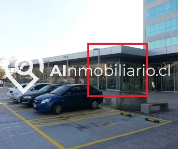 Imagen de la fachada frontal del amplio local comercial disponible para arriendo en stripcenter, ubicado en la comuna de Maipú, en la Av. Los Pajaritos.