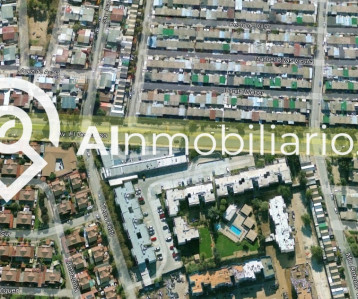 Imagen aérea que muestra el stripcenter y los locales comerciales disponibles para arriendo en la comuna de Maipú, ofreciendo un espacio estratégico para el desarrollo de tu negocio.