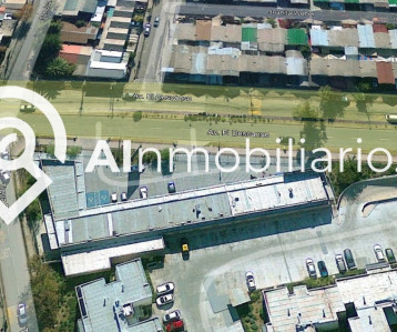 Vista frontal de los locales comerciales disponibles para arriendo en stripcenter, ubicados en la Av. El Descanso, comuna de Maipú, en una ubicación estratégica para tu negocio.