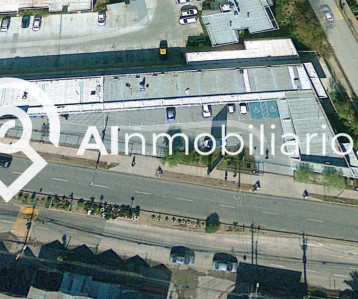 Vista aérea de los locales comerciales disponibles para arriendo en stripcenter, ubicados en la Av. El Descanso, comuna de Maipú, ofreciendo una excelente ubicación para tu negocio.