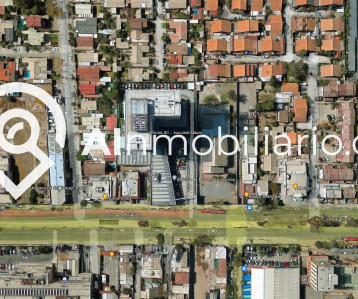 Vista aérea del espacio comercial disponible para arriendo en stripcenter, ubicado en la Av. Los Pajaritos, comuna de Maipú, listo para ser ocupado y personalizado según tus necesidades.