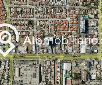 Imagen aérea que muestra el stripcenter y el local comercial disponible para arriendo en la comuna de Maipú, ofreciendo un espacio estratégico para el desarrollo de tu negocio.