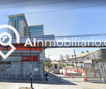 Vista frontal del local comercial en stripcenter ubicado en la Av. Los Pajaritos, comuna de Maipú, disponible para arriendo y listo para ser personalizado según tus necesidades.
