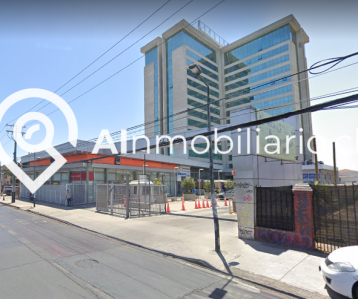 Imagen de la fachada frontal del local comercial disponible para arriendo en stripcenter, situado en la Av. Los Pajaritos, comuna de Maipú