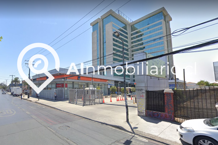 Imagen de la fachada frontal del local comercial disponible para arriendo en stripcenter, situado en la Av. Los Pajaritos, comuna de Maipú