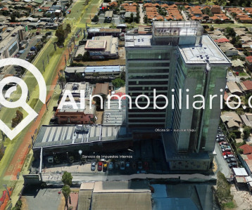 Vista frontal del espacioso local comercial en stripcenter ubicado en la Av. Los Pajaritos, comuna de Maipú, disponible para arriendo.