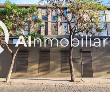 Detalle de la fachada exterior de la propiedad en arriendo, resaltando su diseño arquitectónico único