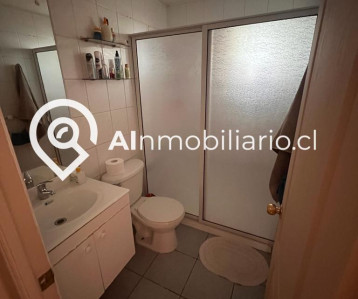 Baño elegante y funcional en casa en venta en El Panul, Comuna de La Florida. Diseño moderno y cómodo.