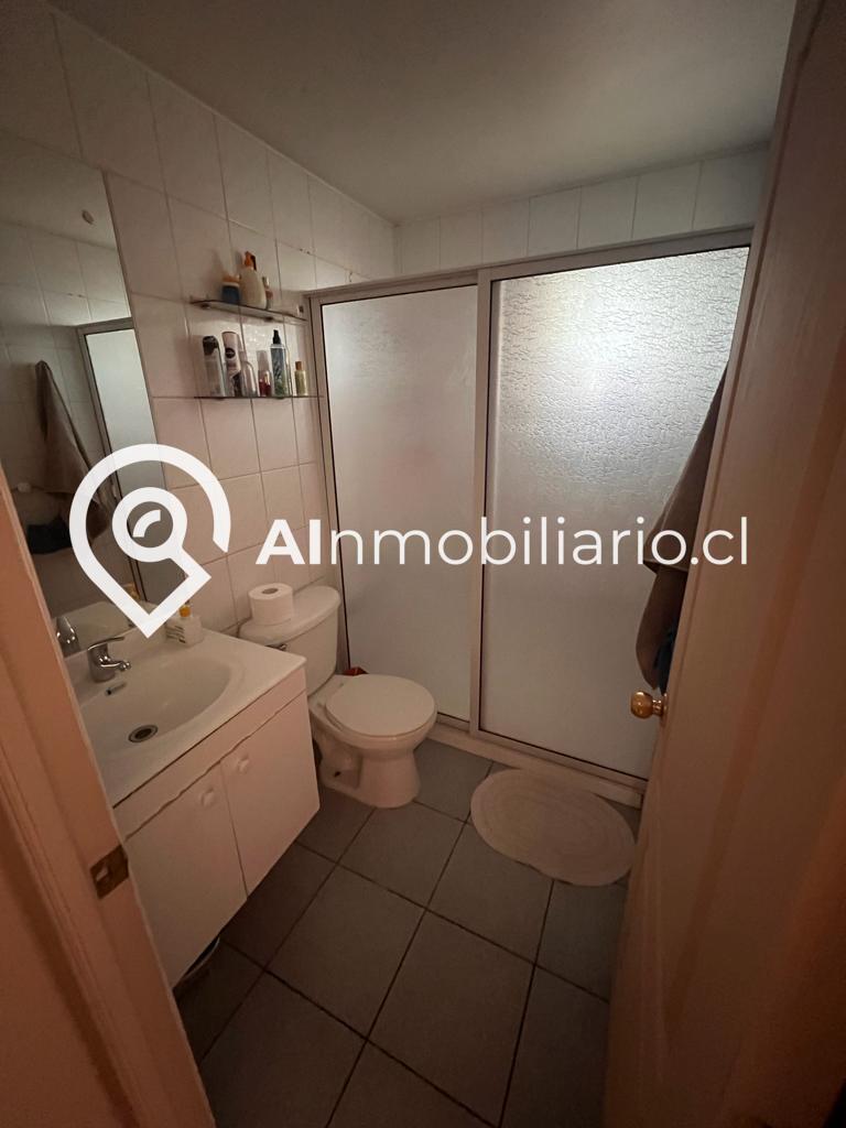 Baño elegante y funcional en casa en venta en El Panul, Comuna de La Florida. Diseño moderno y cómodo.