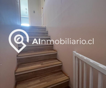 Elegante escalera en casa en venta, El Panul, La Florida. Diseño sofisticado que une los niveles de manera fluida.