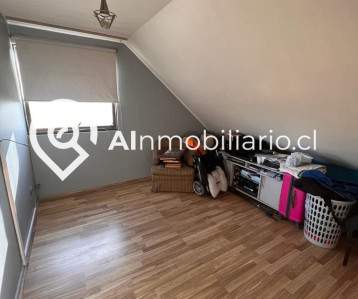 Amplio y acogedor dormitorio principal en venta con gran iluminación natural en el sector El Panul, La Florida.