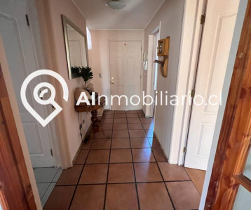 Pasillo de entrada en casa en venta en El Panul, La Florida. Bien iluminado y acogedor, dando la bienvenida a tu nuevo hogar.