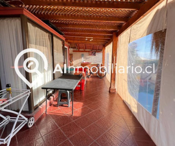 Amplia terraza con vistas panorámicas en casa en venta, El Panul, Comuna de La Florida. Ideal para relajarse y disfrutar.