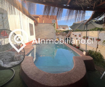 Piscina refrescante y relajante en propiedad en venta, El Panul, Comuna de La Florida. Perfecta para disfrutar los días soleados.
