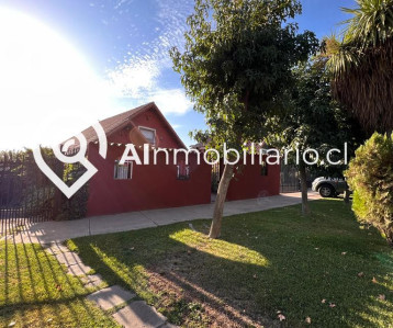 Fachada exterior de la propiedad en venta en El Panul, Comuna de La Florida. Una verdadera joya en un entorno tranquilo.