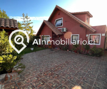 Vista frontal impecable de la casa en venta en el deseado sector El Panul, La Florida. Arquitectura elegante y cuidada.