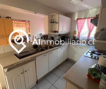 Cocina moderna y funcional en casa en venta, sector El Panul, Comuna de La Florida. Equipada para tus necesidades culinarias.