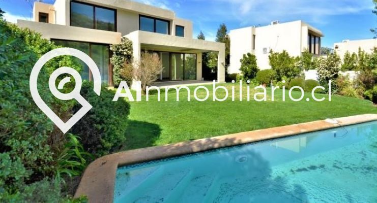 Espacioso jardín con piscina y vista trasera de la casa en venta en Canquén Norte, Chicureo.