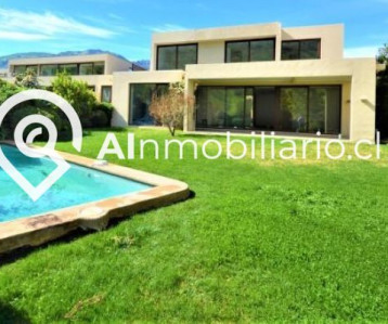 Jardín y piscina como destacados espacios al aire libre de casa en venta en Canquén Norte.