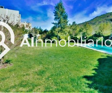 Disfruta de la vida al aire libre en el jardín, piscina y vista trasera de esta propiedad en Chicureo.