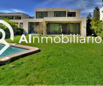 Jardín cuidadosamente diseñado y piscina en casa en Canquén Norte, brindando un oasis de relajación.